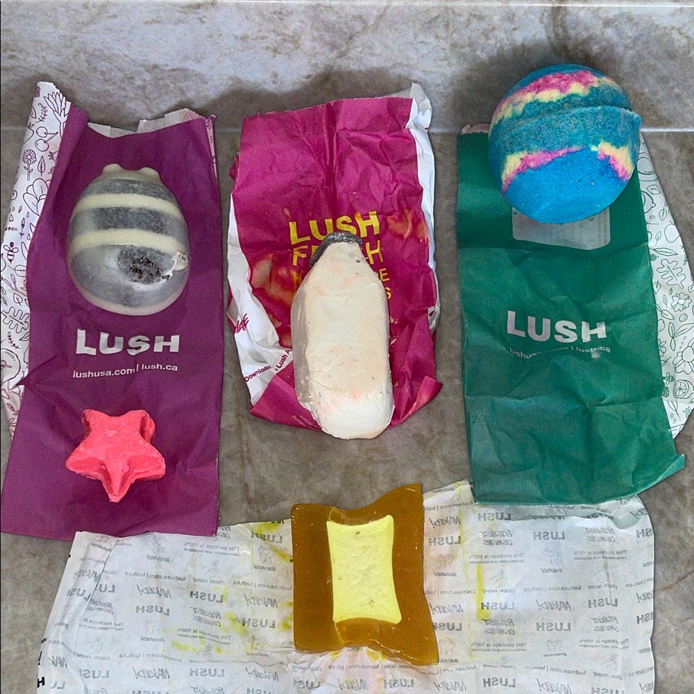5 BRAND NEW LUSH BATH-BOMBS & SOAPS! Color transfer normal.